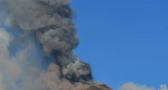 Etna: spettacolare fontana lava, 'piove' cenere su Catania