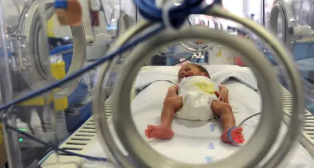 Dopo il coma la madre abbraccia per la prima volta la figlia piccola