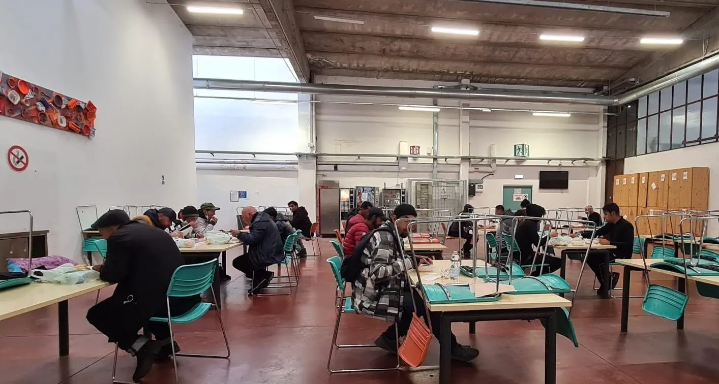 Senzatetto, 200 in lista d’attesa a Bolzano. Il Comune: «Non pagheremo alla Provincia l’affitto per l'ex Alimarket»