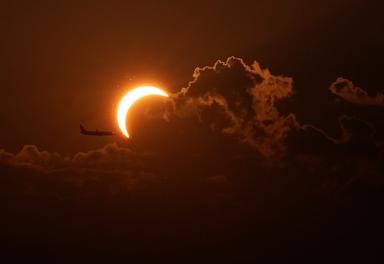 Eclissi, una nuvola offusca in parte il cielo su Torino
