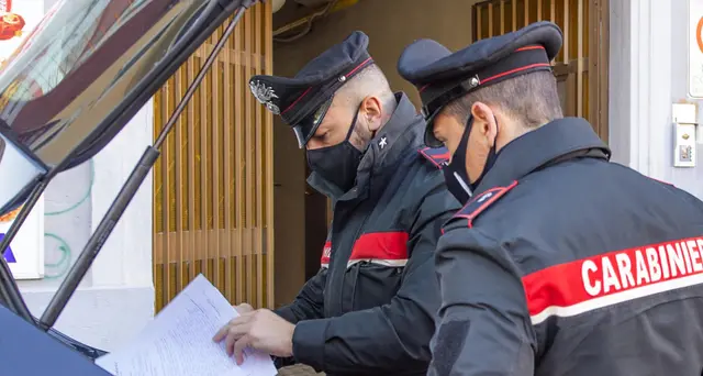 Violenta e sequestra donna per una notte, preso