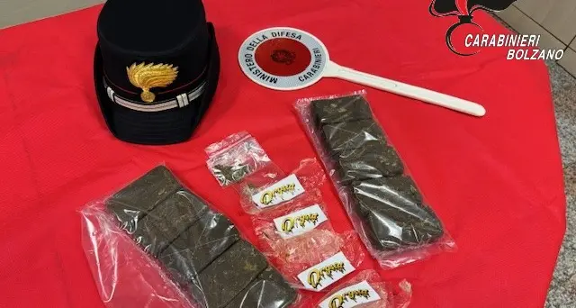 Un chilo di hashish in auto, arrestati tre giovani in Valle Aurina: uno è minorenne