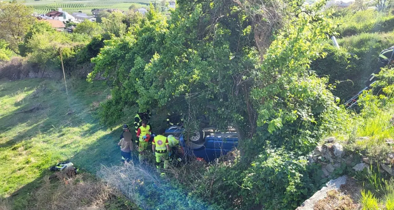 Precipita e si ribalta con l’auto in una scarpata: solo ferite lievi per un 92enne