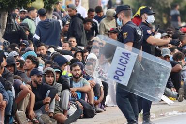 Scontri fra migranti a Ceuta, polizia spara in aria per disperdere la ressa