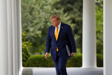 Corte Suprema autorizza Trump a limitare il voto per posta