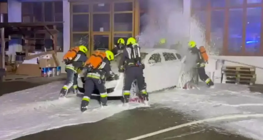Laives, un’auto ibrida prende fuoco mentre è in fase di ricarica