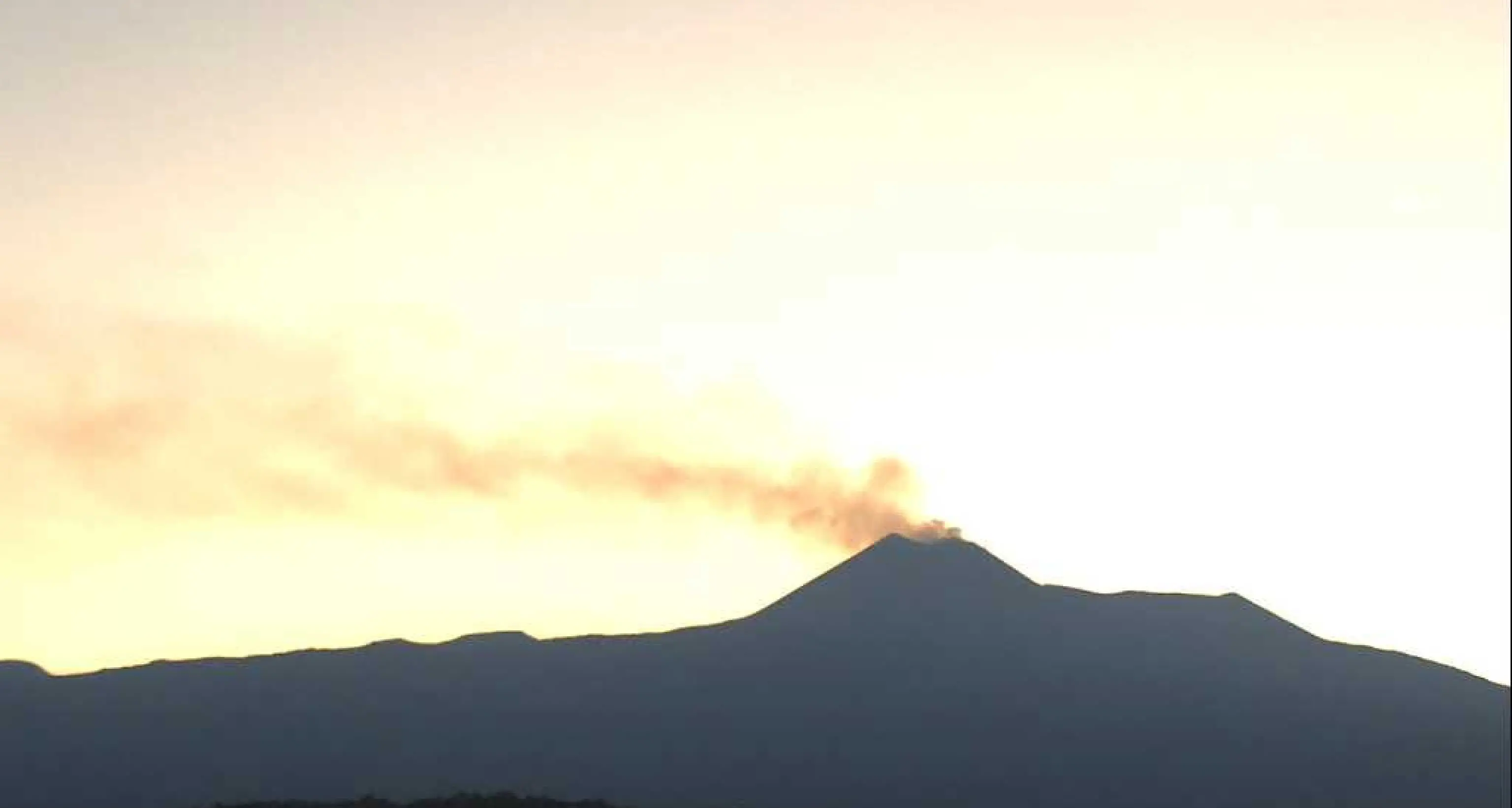 Etna: Ingv, 'ampie oscillazioni del tremore vulcanico'