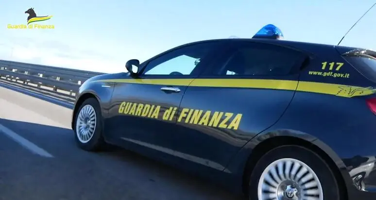 Deposito abusivo di carburante scoperto in un'azienda edile: Gdf di Silandro sequestra 8000 litri di gasolio