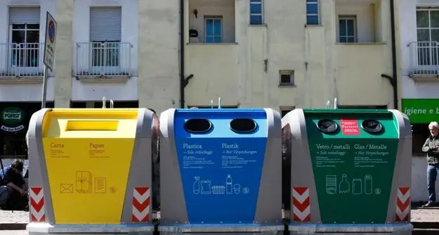 Bolzano: sconto sulla tariffa rifiuti fino al 48% per bar, ristoranti e negozi