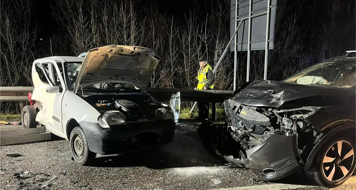 Tel: scontro frontale fra due auto, due feriti
