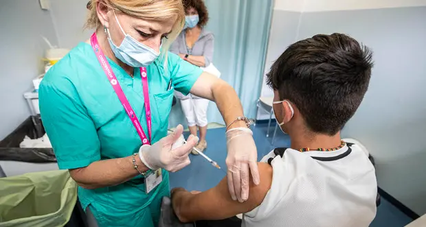Covid, al via la campagna vaccinale nelle scuole altoatesine: 400 genitori hanno detto sì