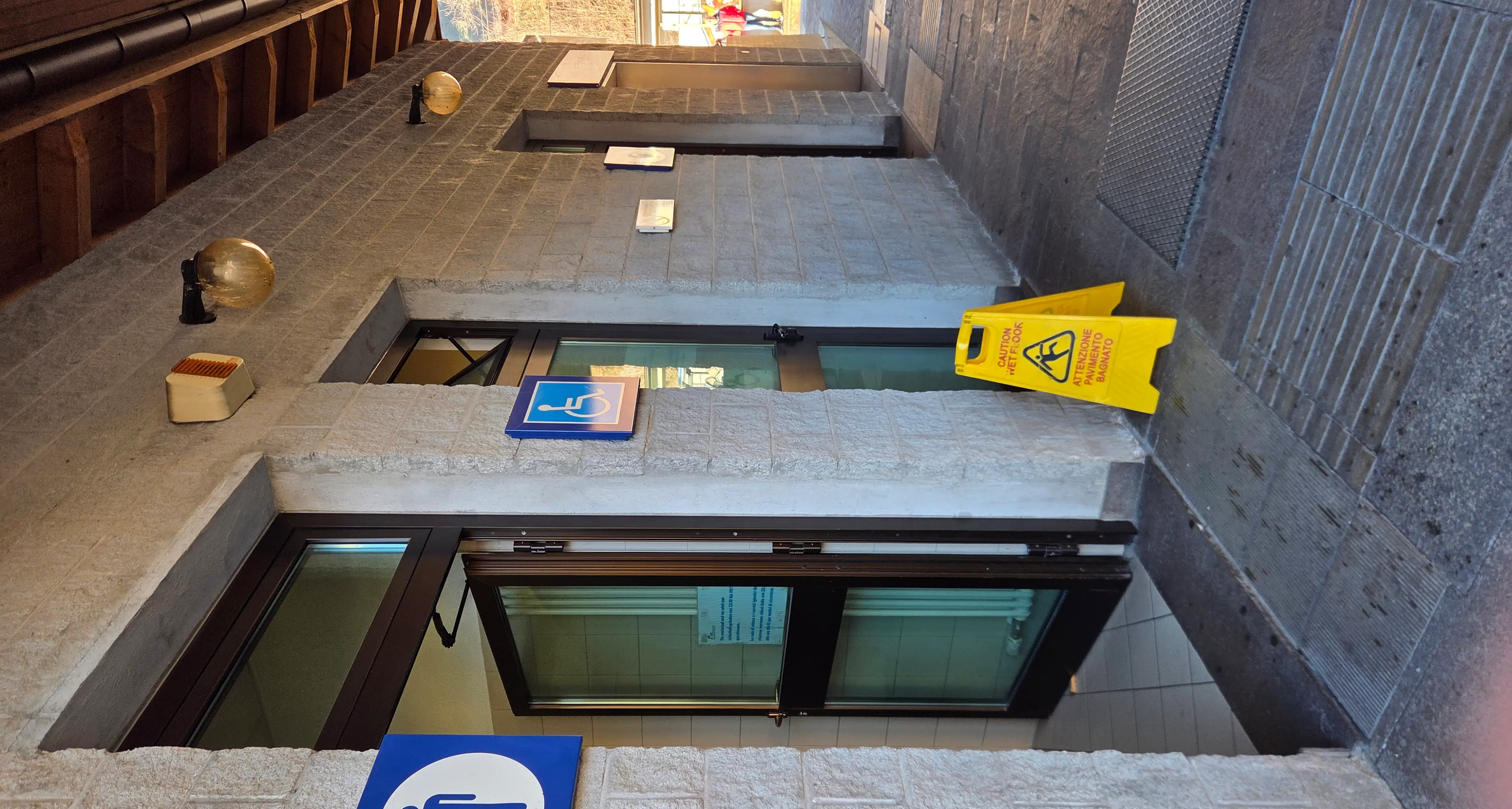 Stazione di Bressanone nel degrado, scoppiano le polemiche