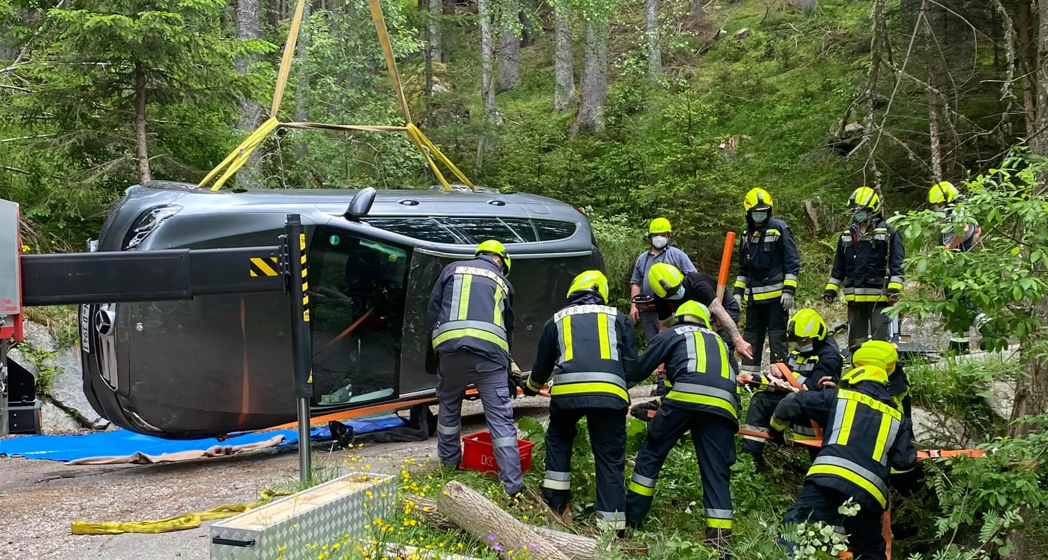 Incidente tra i boschi sopra Scena: la macchina si ribalta sui tornanti, ferito il guidatore