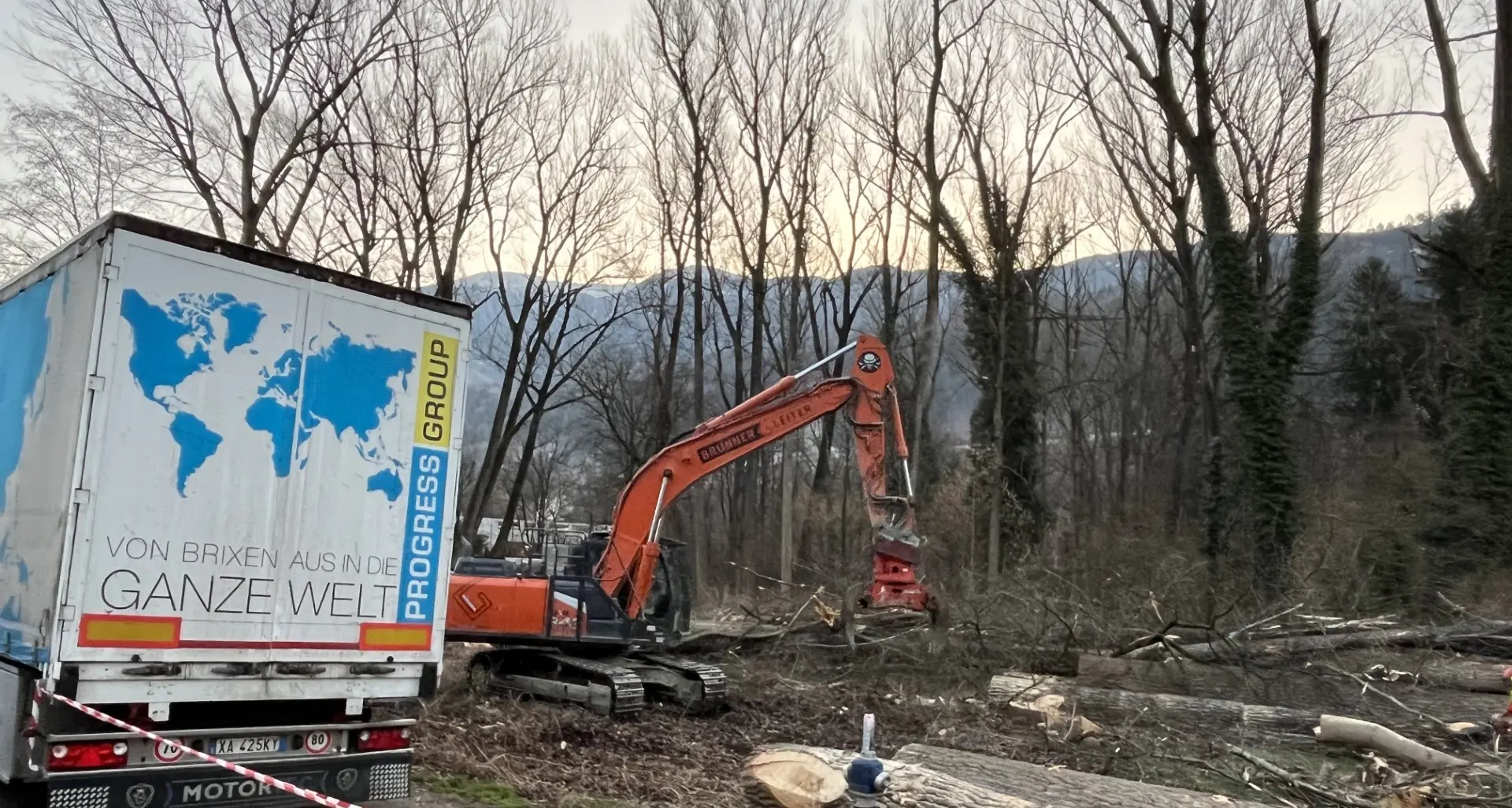 Taglio del bosco ripariale a Bressanone: Pattis filma ruspe e motoseghe all’alba