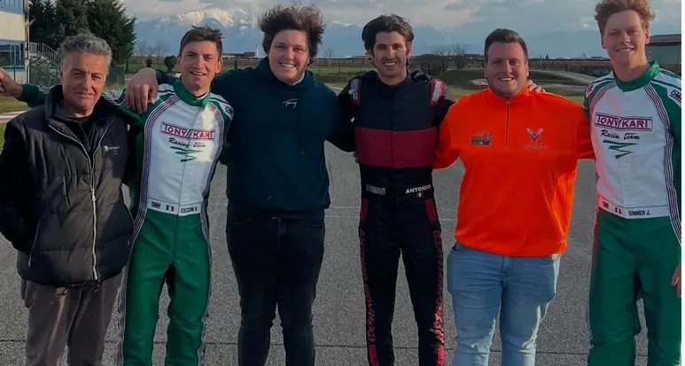 Sinner numero 1 anche in pista: in attesa del rientro si rilassa con i kart