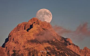 Brilla sulle Dolomiti la Luna piena di settembre