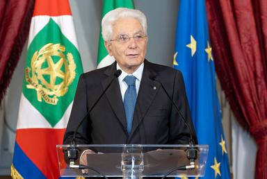Mattarella cita il Papa, basta con la logica dell'emergenza sui migranti