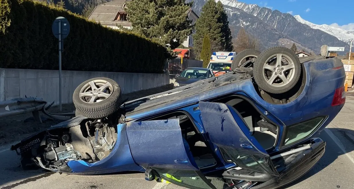 Auto sbatte contro il guardrail e si ribalta: un ferito