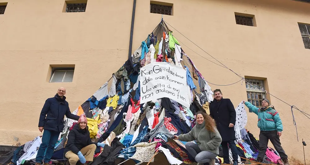 A Bressanone una “Montagna di vestiti” denuncia l’aumento dei rifiuti tessili