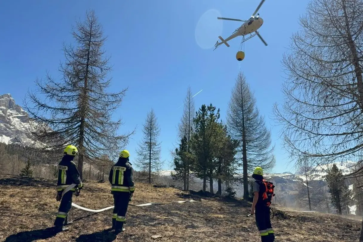 Incendio boschivo a Badia. Numerosi focolai: intervento complesso per i vigili