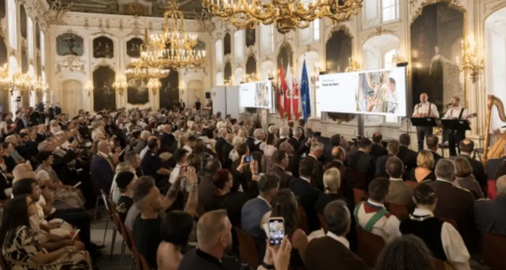 Innsbruck, 33 altoatesini premiati con le onorificenze del Land Tirolo