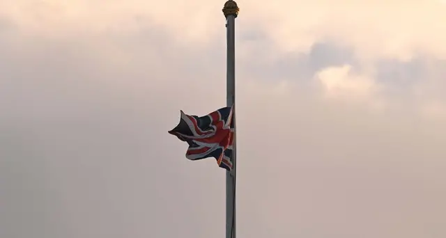 Regina: bandiere a mezz'asta a Buckingham Palace