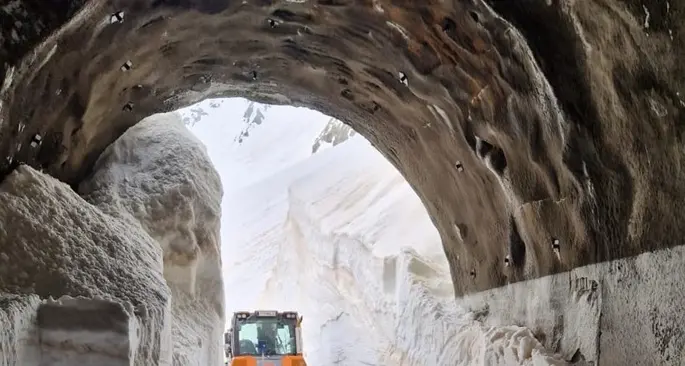 Riaperto il passo Rombo: si transita tra due enormi pareti di neve