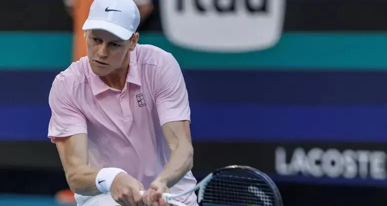 Un Sinner invincibile va in finale a Miami, Zverev battuto in due set