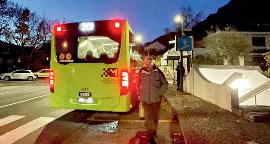Violenza sessuale alla fermata dell’autobus di Settequerce, l’uomo patteggia un anno e 4 mesi