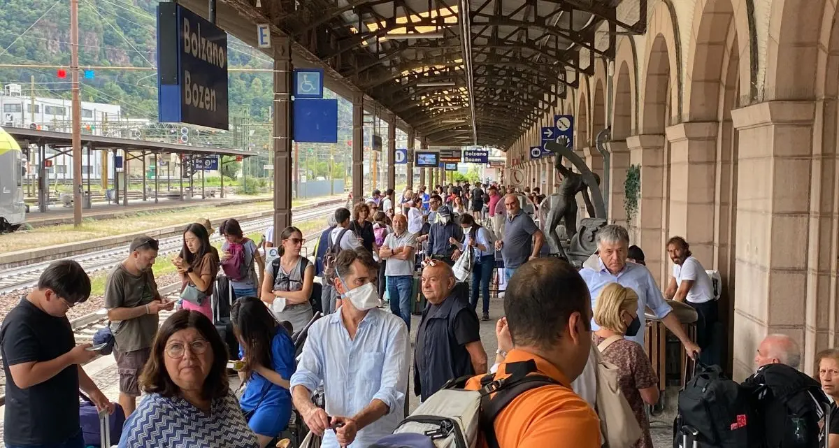 Caos in stazione: fino a 4 ore di ritardi per il maltempo, turisti inferociti