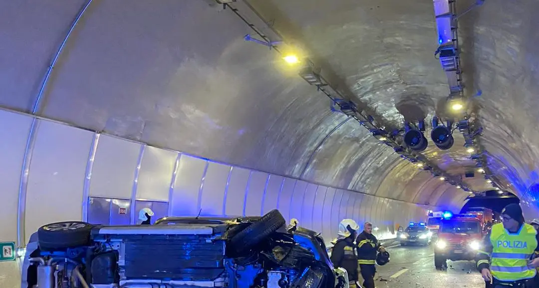 Paura in A22: auto si ribalta in galleria tra Chiusa e Bolzano, tamponamento e nove feriti
