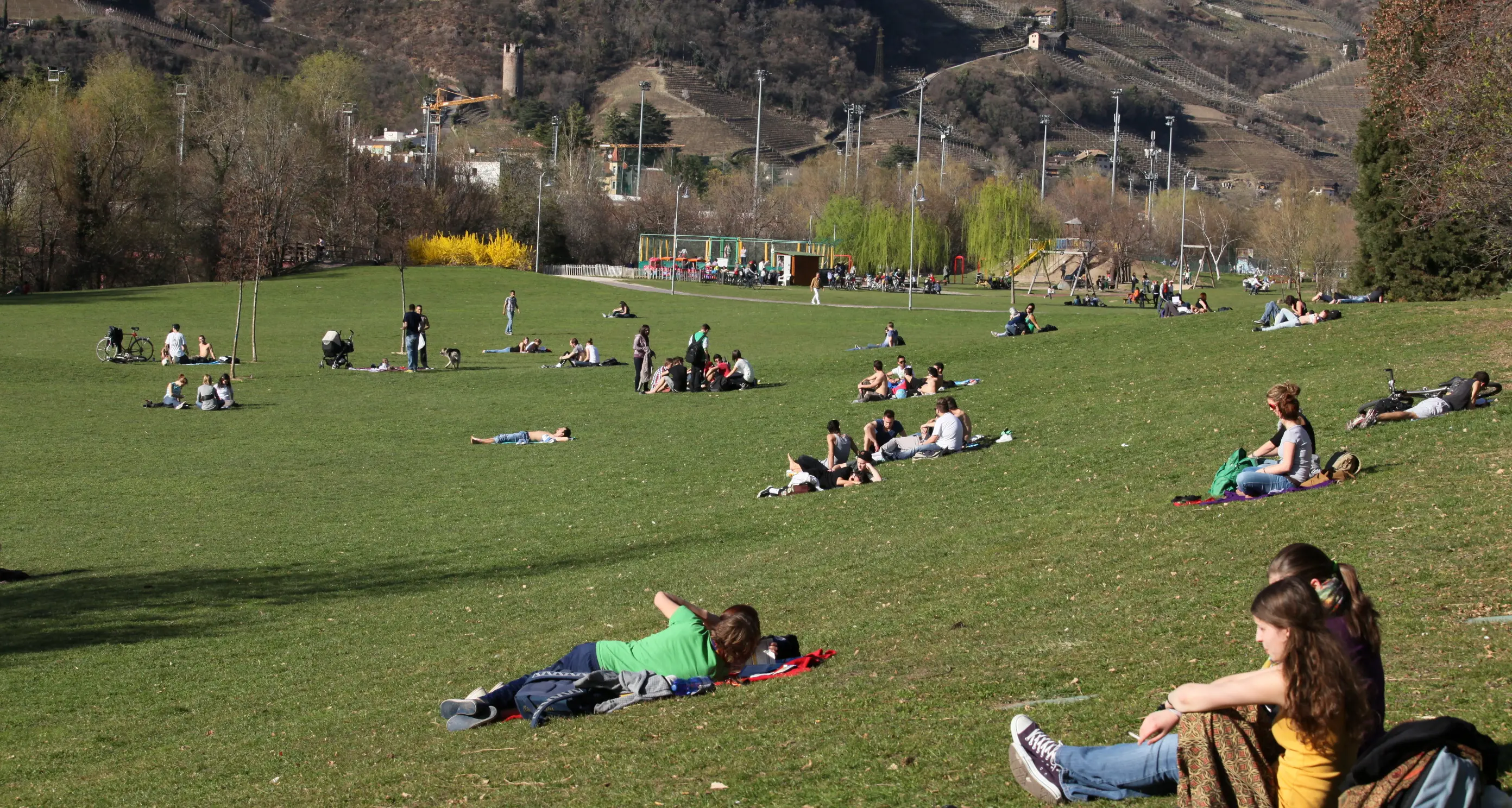 Bolzano, sui prati del Talvera il flashmob contro il sovraconsumo