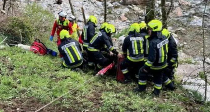 Si ribalta il cingolato: contadino ferito a San Leonardo