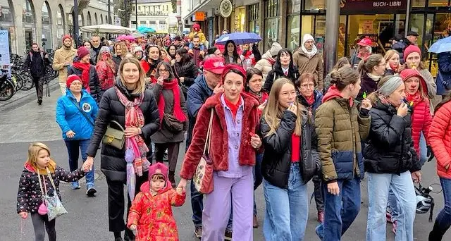 Successo per il corteo One Billion Rising a Merano: oltre 150 partecipanti
