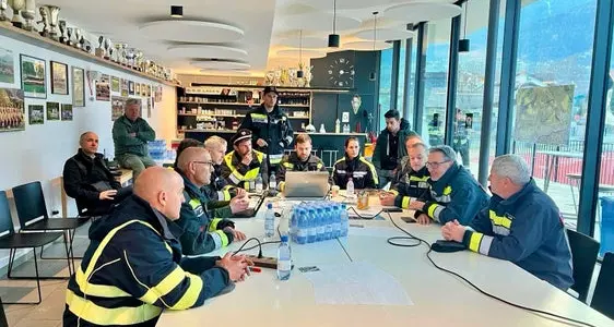 Incendio a Laces, distrutti 60-70 ettari di bosco: al lavoro 300 vigili del fuoco e 5 elicotteri