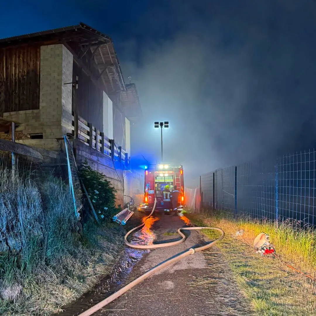 Incendio in un maso sopra Colsano: fiamme al tetto, salvato il bestiame