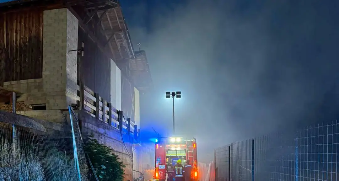 Incendio in un maso sopra Colsano: fiamme al tetto, salvato il bestiame