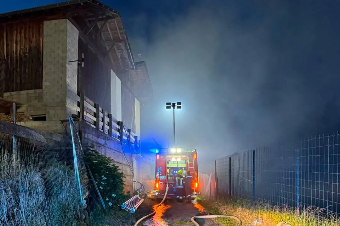 Incendio in un maso sopra Colsano: fiamme al tetto, salvato il bestiame