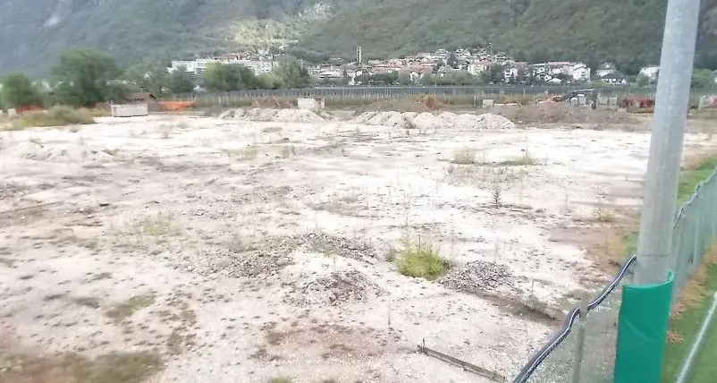 Laives, campo da calcio più alto per coprire l’inquinamento