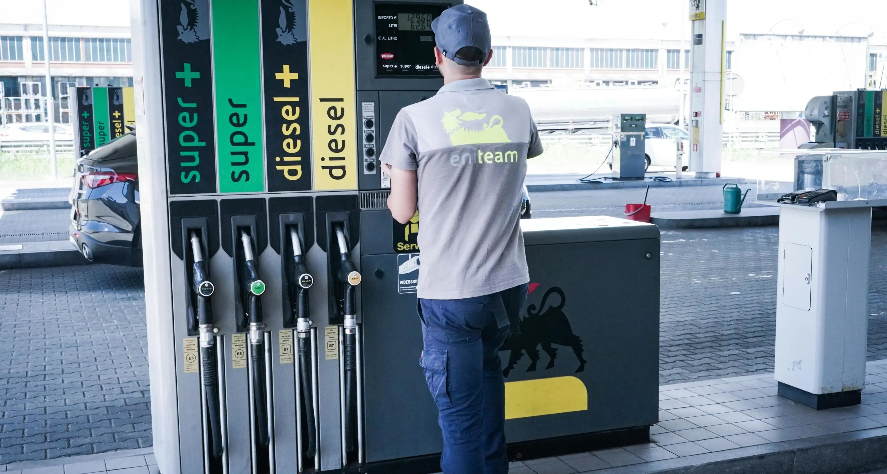 Benzina: Qe, ancora rialzi, self a 1,912 euro al litro