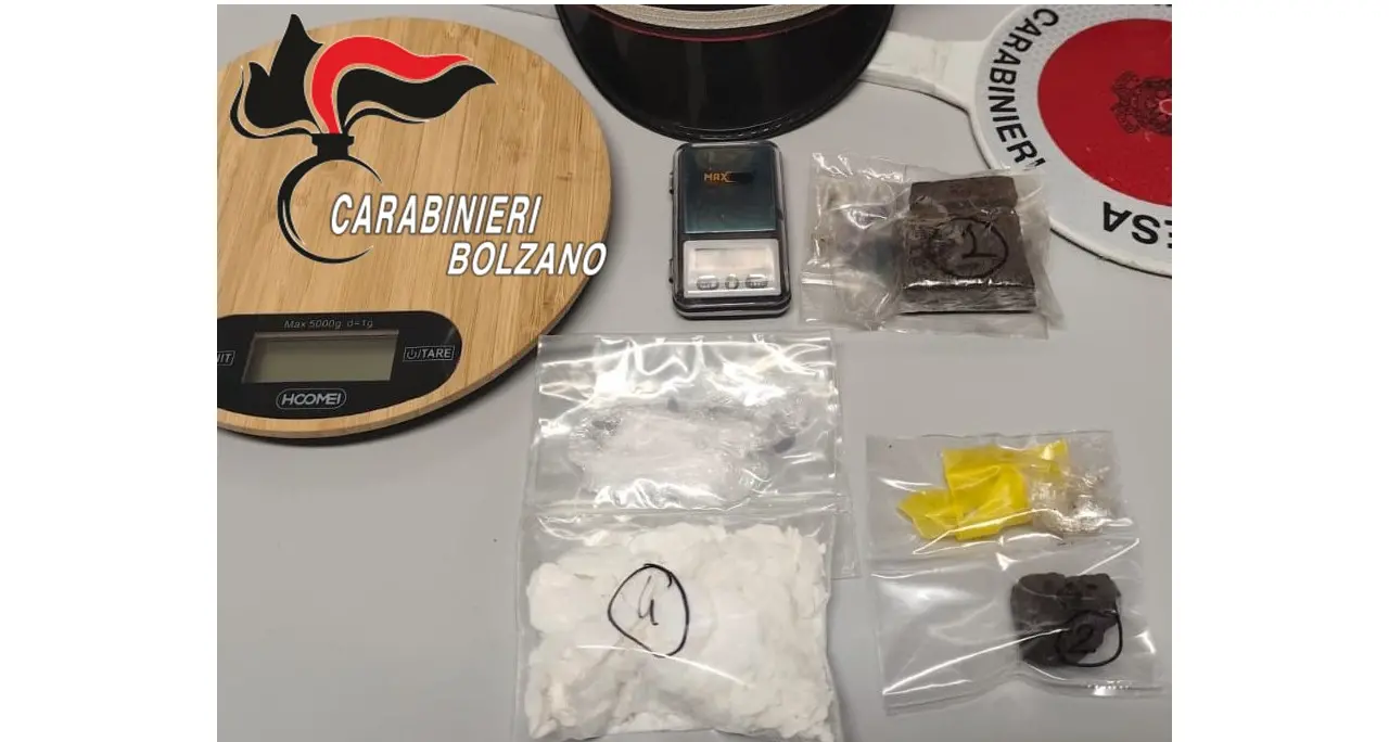 Scoperta a Merano una centrale di spaccio vicino al Parco di Maia: arrestato un 33enne