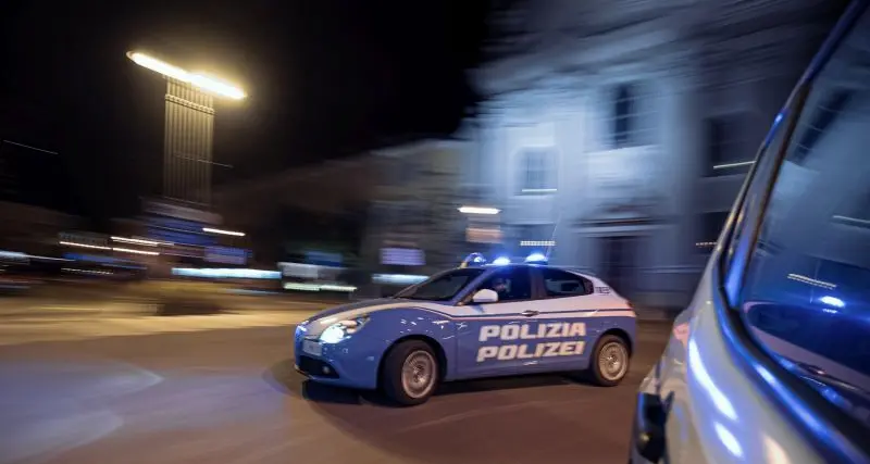 Viola il divieto di avvicinamento e le sfonda la porta di casa: 27enne arrestato a Oltrisarco