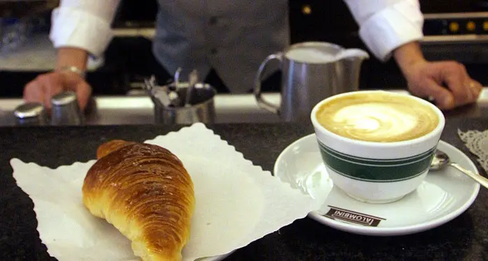 La “rivolta” degli scontri: «A Bolzano 15 euro per due cappuccini e due brioche: in Puglia pago la metà»
