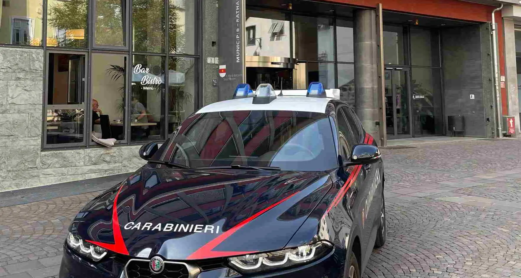 Palpeggia una passante in piazza Walther e aggredisce i carabinieri, arrestato