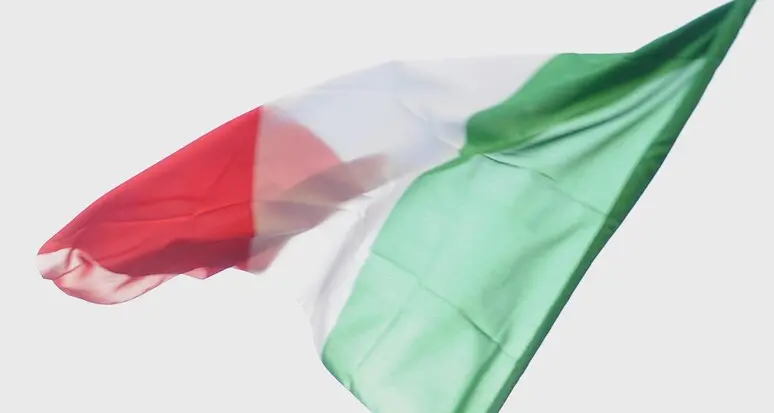 Bolzano, via il Tricolore dai balconi
