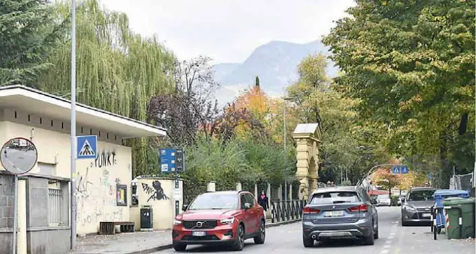 Via Fago, tanto verde, famiglie e auto in corsa: «Qui si vive bene, ma servono i dossi»