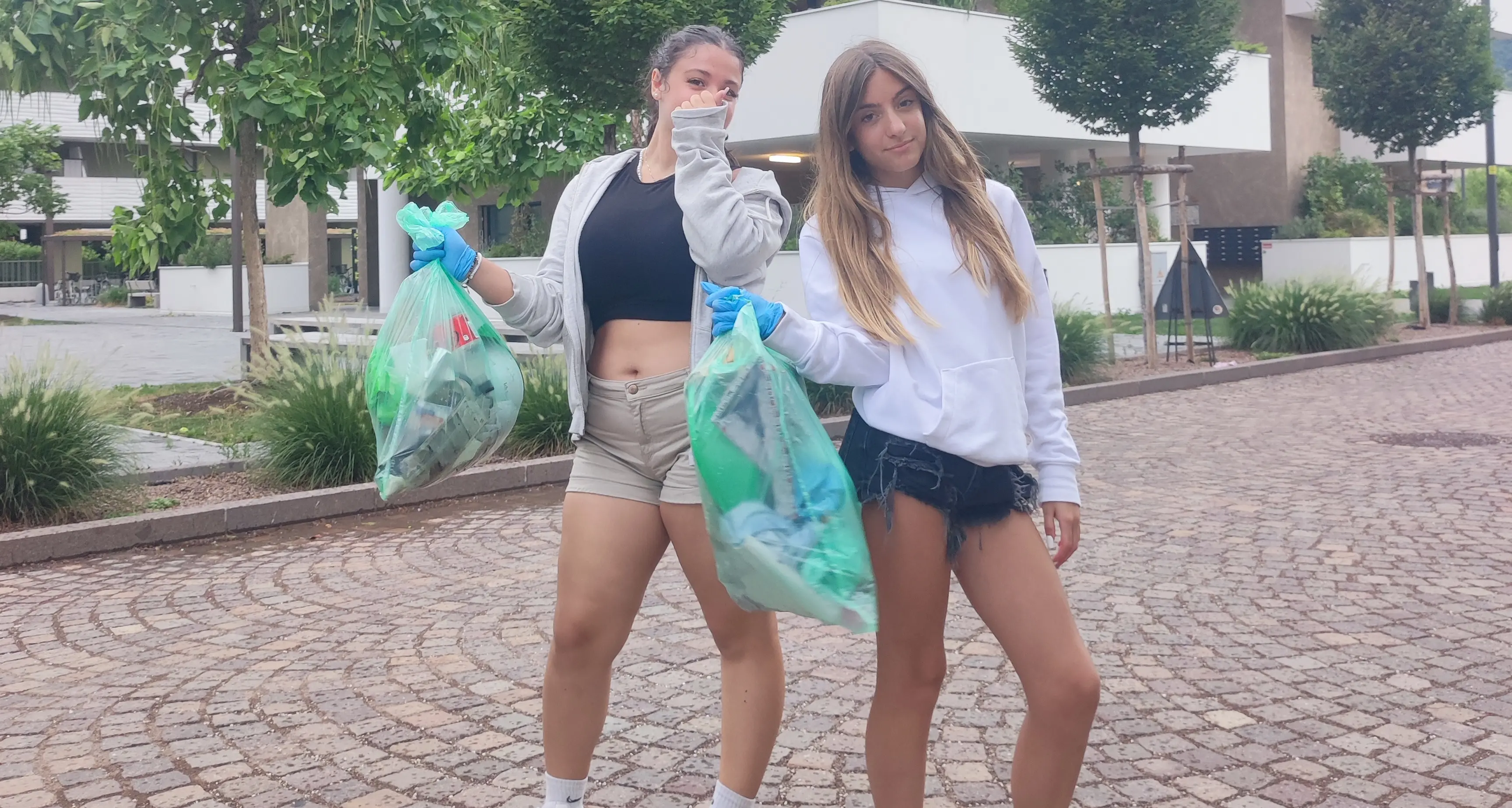 Dopo il maltempo il quartiere ripulito dalle giovanissime