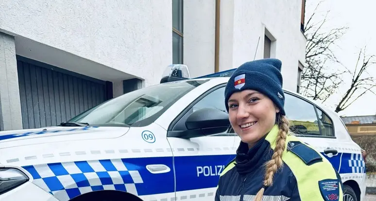 Bolzano, cuccioli salvati e adottati dagli agenti della Polizia locale: uno maltrattato, l’altro venduto abusivamente