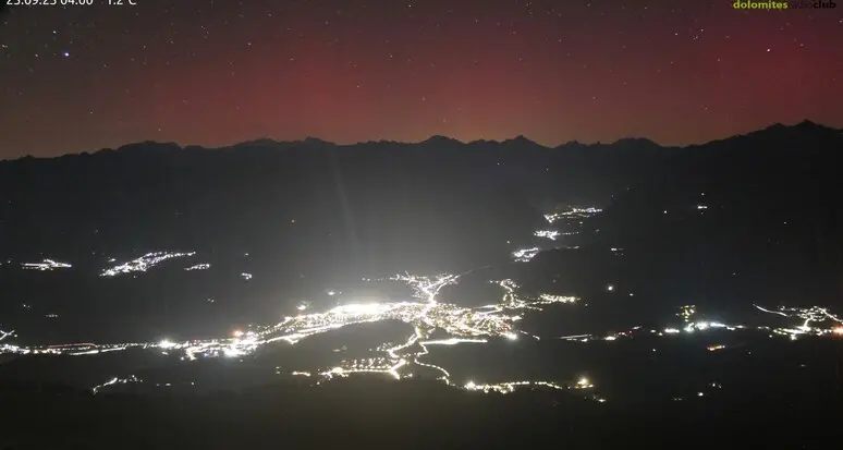Immortalata una rarissima aurora polare sulle Dolomiti
