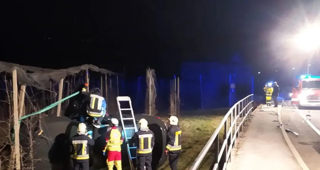 Auto fuori strada nella notte a Laghetti, due feriti
